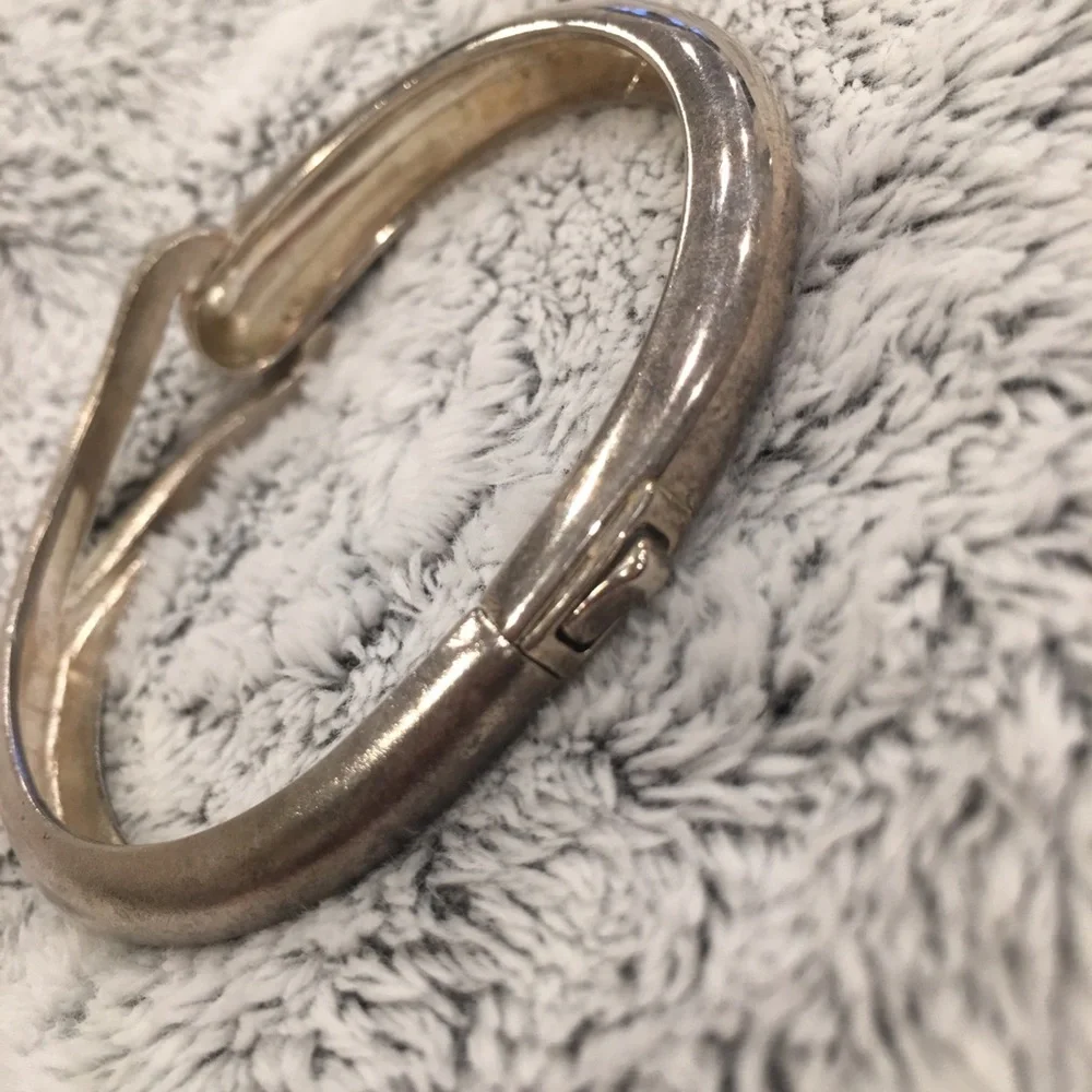 Silver tone bangle